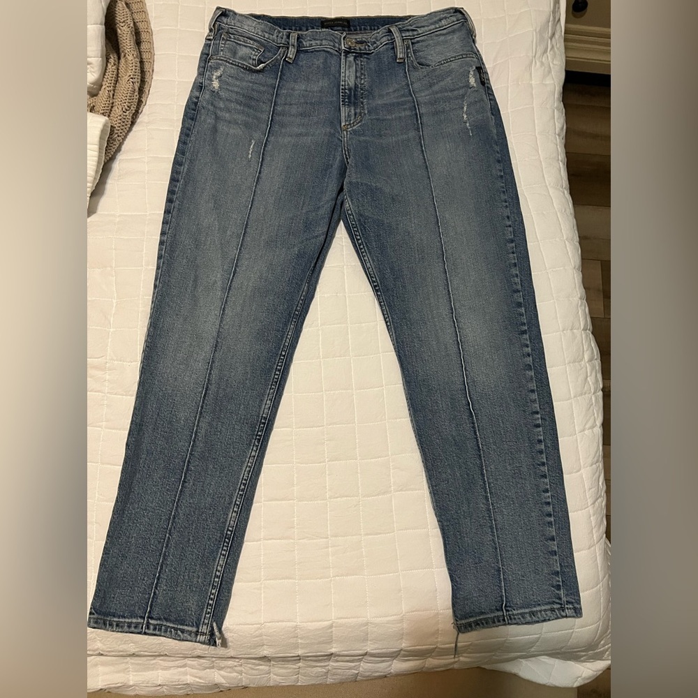 Silver Jeans Frisco Tapered Women’s.  Size 33 waist and 28 Length.